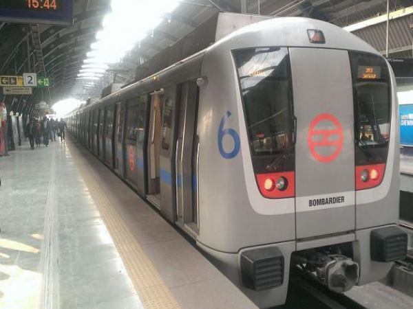 नई दिल्ली। होली के अवसर पर गुरुवार को दिल्ली-नोएडा में मेट्रो सेवाएं दोपहर के बाद शुरू होंगी। गुरुवार को 2 बजकर 30 मिनट के बाद ही मेट्रो शुरू होगी। मेट्रो फीडर बसों का परिचालन दोपहर दो बजे तक बंद रहेगा। दो बजे तक दिल्ली परिवहन निगम की बसें भी नहीं चलेंगी। दिल्ली मेट्रो रेल निगम (डीएमआरसी) ने जानकारी दी है कि 21 मार्च को एयरपोर्ट एक्सप्रेस लाइन सहित दिल्ली मेट्रो के सभी रूटों पर दोपहर 2.30 बजे के बाद ही मेट्रो का परिचालन शुरू होगा। और फिर सामान्य रूप से चलेगा। डीटीसी की बसों की संख्या भी आम दिनों के मुकाबले कम रहेगी। राजधानी दिल्ली में होली के मद्देनजर रेलवे, दिल्ली पुलिस और स्वास्थ्य विभाग ने भी किसी आपात स्थिति से निपटने की तैयारी की है। सरकारी अस्पतालों में पहुंचने वाले मरीजों के लिए विशेष इंतजाम किए गए हैं। प्रमुख बाजारों और रास्तों पर पुलिसकर्मियों की संख्या भी बढ़ाई जाएगी। नई दिल्ली। होली के अवसर पर गुरुवार को दिल्ली-नोएडा में मेट्रो सेवाएं दोपहर के बाद शुरू होंगी। गुरुवार को 2 बजकर 30 मिनट के बाद ही मेट्रो शुरू होगी। मेट्रो फीडर बसों का परिचालन दोपहर दो बजे तक बंद रहेगा। दो बजे तक दिल्ली परिवहन निगम की बसें भी नहीं चलेंगी। दिल्ली मेट्रो रेल निगम (डीएमआरसी) ने जानकारी दी है कि 21 मार्च को एयरपोर्ट एक्सप्रेस लाइन सहित दिल्ली मेट्रो के सभी रूटों पर दोपहर 2.30 बजे के बाद ही मेट्रो का परिचालन शुरू होगा। और फिर सामान्य रूप से चलेगा। डीटीसी की बसों की संख्या भी आम दिनों के मुकाबले कम रहेगी। राजधानी दिल्ली में होली के मद्देनजर रेलवे, दिल्ली पुलिस और स्वास्थ्य विभाग ने भी किसी आपात स्थिति से निपटने की तैयारी की है। सरकारी अस्पतालों में पहुंचने वाले मरीजों के लिए विशेष इंतजाम किए गए हैं। प्रमुख बाजारों और रास्तों पर पुलिसकर्मियों की संख्या भी बढ़ाई जाएगी।