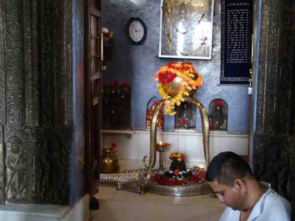 बैजनाथ शिव मंदिर में भक्तों का तांता