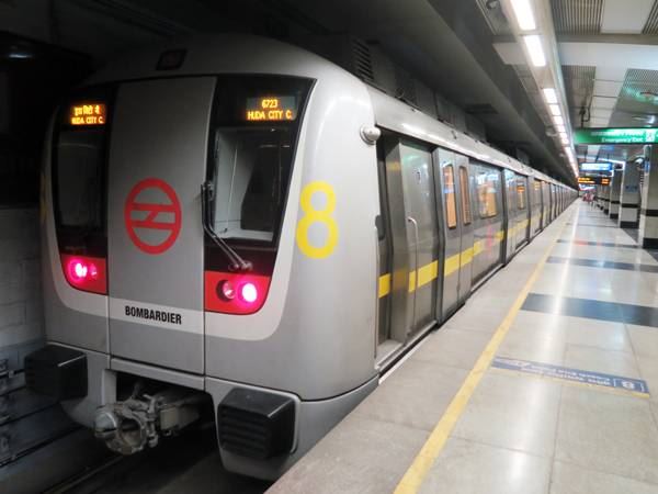 हाथ से ट्रैक पर जा गिरा 2000 का नोट
