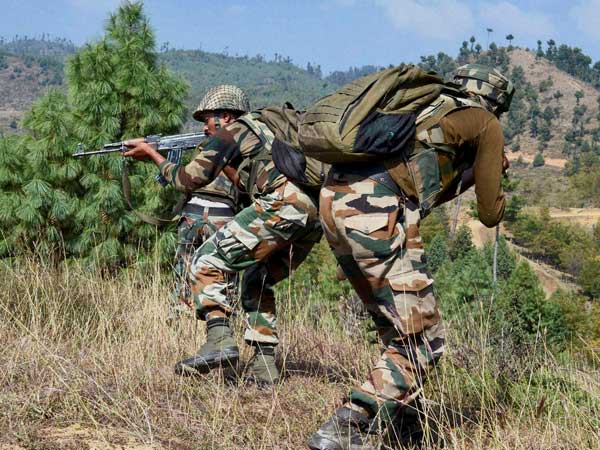 शोपियां में राष्ट्रीय राइफल्स के कैंप पर फायरिंग शोपियां में राष्ट्रीय राइफल्स के कैंप पर फायरिंग