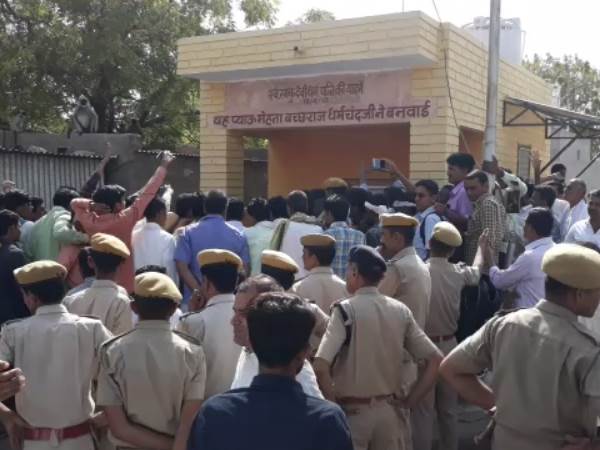 फांसी पर लटका मिला था Constable का शव