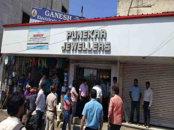 dacoits looted jewellery shop and ran away dacoits looted jewellery shop and ran away