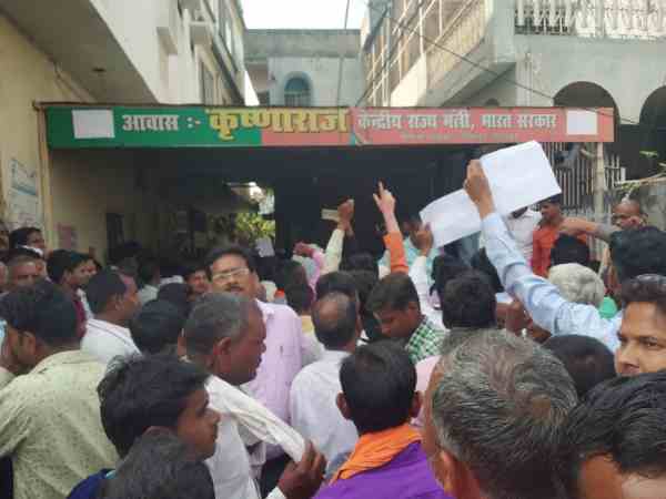 लोगों ने कहा, 'नहीं देंगे वोट'