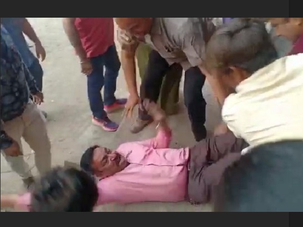 छात्रा चैंबर में नहीं जाती, तो दूसरी को बुलाने भेजता
