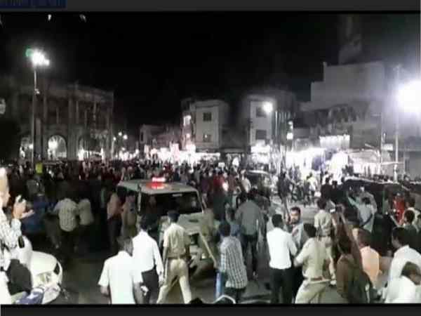 fight between police and traders at jamnagar, many injured fight between police and traders at jamnagar, many injured