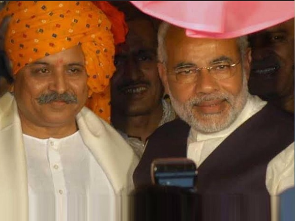 तोगड़िया वीएचपी से जुड़ गए, मोदी को भाजपा में अहम जिम्मेदारी मिली