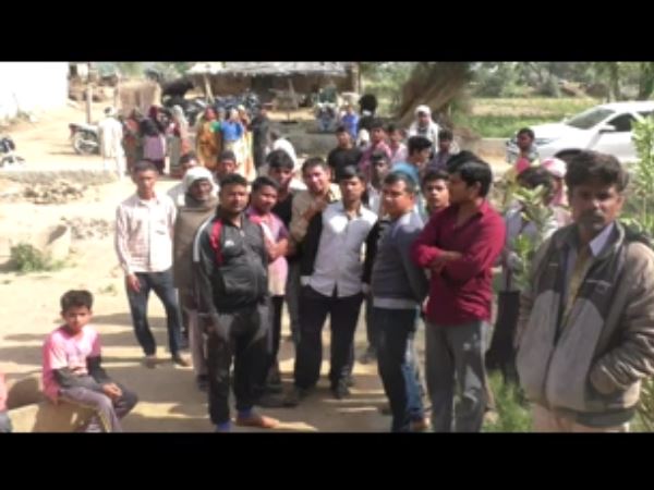 खून से लथपथ माँ ने भागने का प्रयास किया