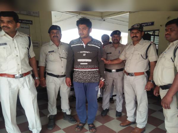 PoliceMan reached at Mandla Police station with Dead body of Wife PoliceMan reached at Mandla Police station with Dead body of Wife