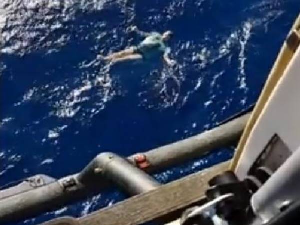 Man lost at sea survives for hours by turning his jeans into a flotation device Man lost at sea survives for hours by turning his jeans into a flotation device