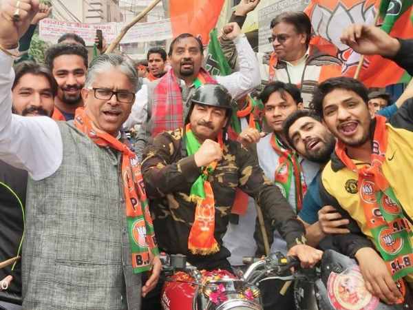 विपक्ष के निशाने पर मनोज तिवारी