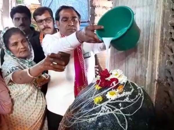 mathura temple offered milk will given to needed people mathura temple offered milk will given to needed people