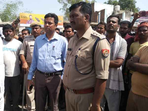 शव रखकर सड़क पर लगाया जाम