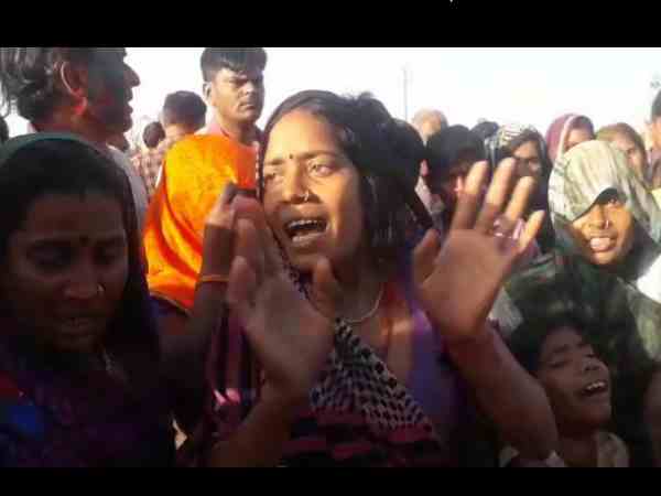 सैकड़ो लोगों ने जाम लगाकर पथराव किया