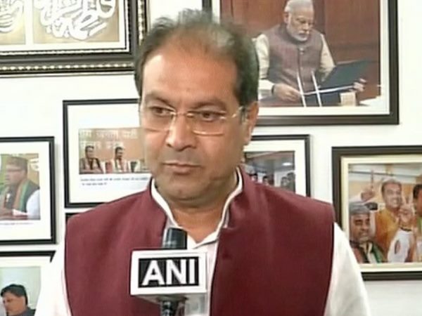 'बाबर के कुछ निशान ढूंढने जा रही हैं प्रियंका गांधी'