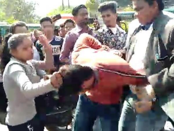 eve teaser beaten up by girl on road eve teaser beaten up by girl on road