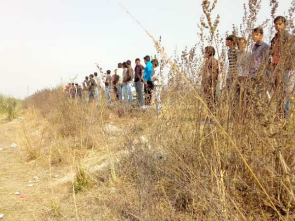 झाड़ियों में मिला पति-पत्नी का शव