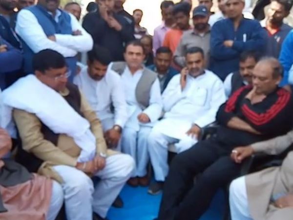 पुलिस पर मारपीट, गाली-गलौच का आरोप