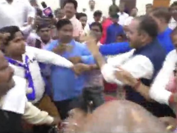 bsp workers protest against nakul dubey to contest from sitapur bsp workers protest against nakul dubey to contest from sitapur