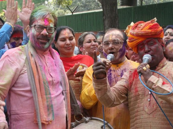 मुख्तार अब्बास नकवी ने भी बजाया ढोल