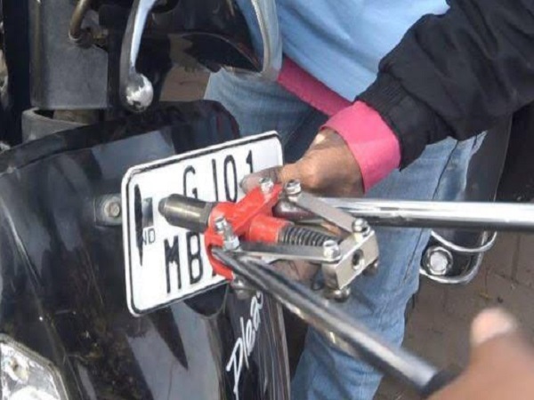 In Gujarat, High Security Registration Plates deadline extended till May 31 In Gujarat, High Security Registration Plates deadline extended till May 31