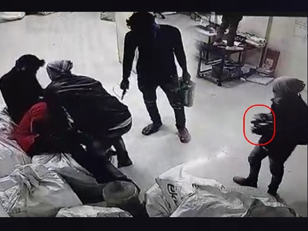 four masked robbers looted the Flipkart office, video viral four masked robbers looted the Flipkart office, video viral