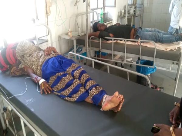pergnent mahila ke pet par lat mari pergnent mahila ke pet par lat mari