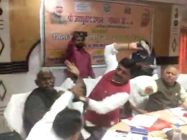 जिला योजना की बैठक में भीड़ गए थे नेता