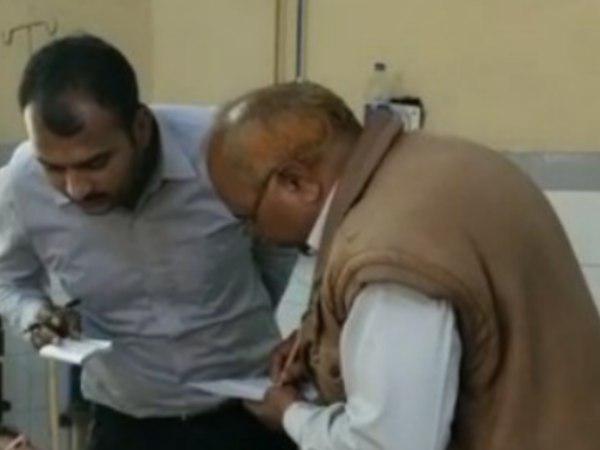 ब्लेड से काटा गला