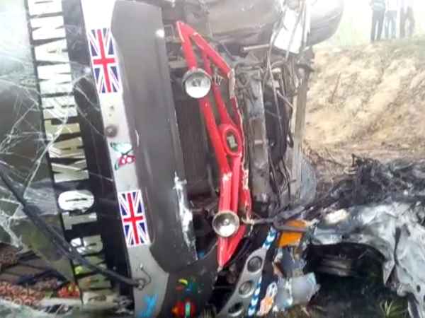 fire in the car after the collision of bus in Pilibhit fire in the car after the collision of bus in Pilibhit