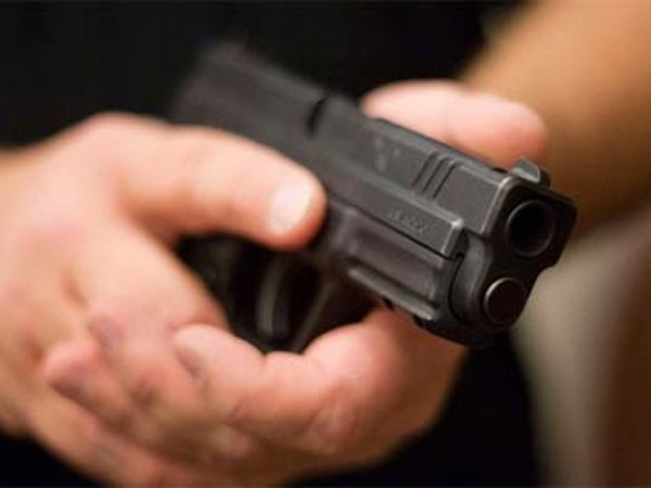 बिना लॉक किए रखा था पिस्टल