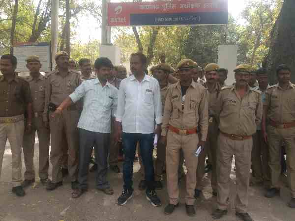 daroga ask five thousand rupees bribe from homeguard and misbehaved daroga ask five thousand rupees bribe from homeguard and misbehaved
