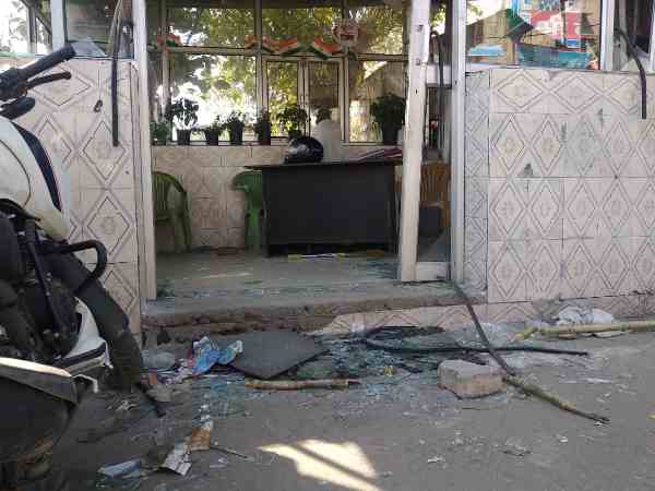 people create chaos at police chowki in amroha people create chaos at police chowki in amroha