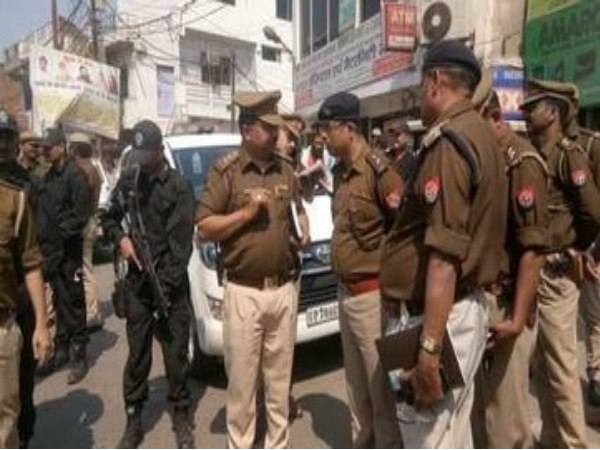 prayagraj tent city manager robbed of seven lakh rupees prayagraj tent city manager robbed of seven lakh rupees