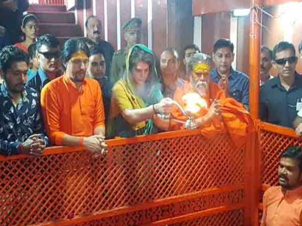 सोमवार को प्रयागराज से वाराणसी के लिए निकली थीं प्रियंका