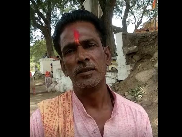 कुंड के जल से पाँव धोने के बाद अंगारों पर लोग चलते हैं
