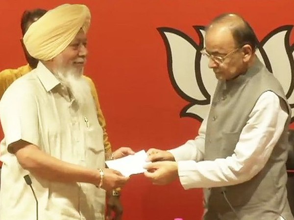 लोकसभा चुनाव से पहले AAP को झटका, निलंबित सांसद हरिंदर खालसा बीजेपी में शामिल लोकसभा चुनाव से पहले AAP को झटका, निलंबित सांसद हरिंदर खालसा बीजेपी में शामिल