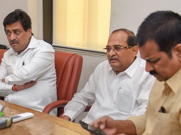 राधाकृष्ण विखे पाटिल ने राहुल गांधी को सौंपा इस्तीफा