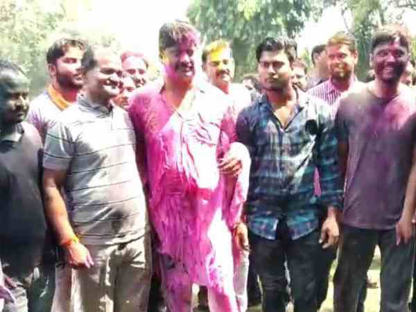 सुबह ने राजमहल में पहुंचे समर्थक
