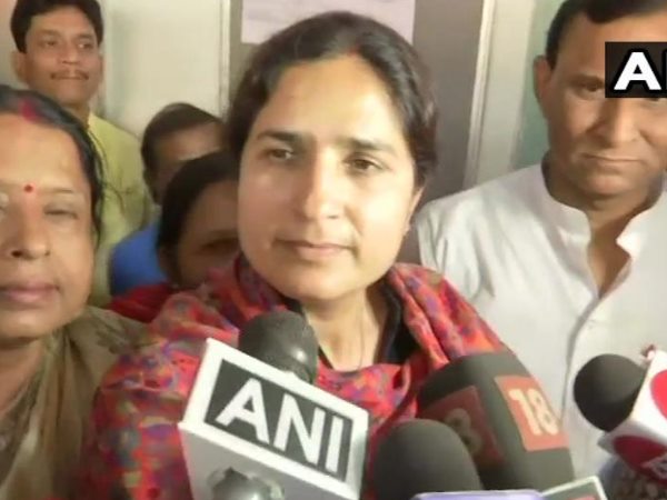 बुधवार को बिहार में सीट बंटवारें को लेकर महागठबंधन नेताओं की बैठक हुई थी, जिसमें सीट शेयरिंग पर चर्चा हुई। राष्ट्रीय जनता दल और कांग्रेस के अलावा बिहार के पूर्व मुख्यमंत्री जीतनराम मांझी की पार्टी हिंदुस्तानी अवाम मोर्चा और उपेंद्र कुशवाहा की रालोसपा के नेता मीटिंग में आए। इसके अलावा विकासशील इनसान पार्टी (वीआईपी), लोकतांत्रिक जनता दल (एलजेडी) और वाम दलों को भी गठबंधन में शामिल करने को लेकर चर्चा हो रही है। बिहार की 40 सीटों पर गठबंधन के तहत चुनाव लड़ने को लेकर नेताओं को फैसला लेना है। बुधवार को बिहार में सीट बंटवारें को लेकर महागठबंधन नेताओं की बैठक हुई थी, जिसमें सीट शेयरिंग पर चर्चा हुई। राष्ट्रीय जनता दल और कांग्रेस के अलावा बिहार के पूर्व मुख्यमंत्री जीतनराम मांझी की पार्टी हिंदुस्तानी अवाम मोर्चा और उपेंद्र कुशवाहा की रालोसपा के नेता मीटिंग में आए। इसके अलावा विकासशील इनसान पार्टी (वीआईपी), लोकतांत्रिक जनता दल (एलजेडी) और वाम दलों को भी गठबंधन में शामिल करने को लेकर चर्चा हो रही है। बिहार की 40 सीटों पर गठबंधन के तहत चुनाव लड़ने को लेकर नेताओं को फैसला लेना है।