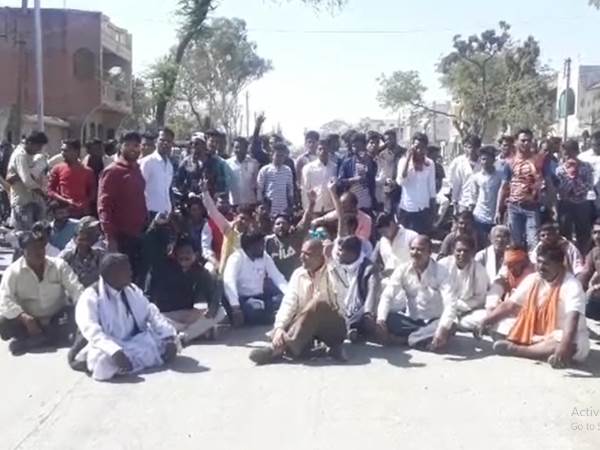 Road jaam by ratlam adivasi organisation Road jaam by ratlam adivasi organisation
