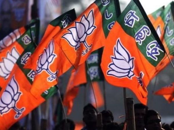 बीजेपी के समर्थकों ने एक दूसरे को दौड़ा-दौड़ाकर पीटा