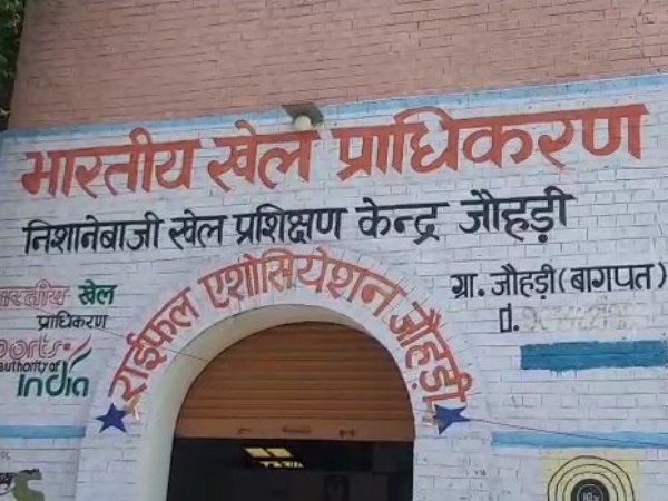 राजस्थान की बेटियां बागपत में सीख रही बंदूक चलाना
