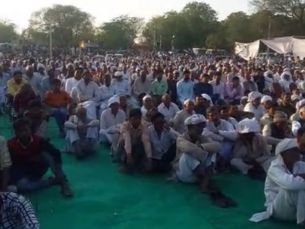 खुलेआम हथियारों का प्रदर्शन