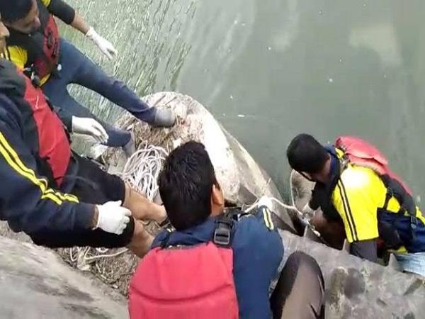 three people drown after a car fallen into canal three people drown after a car fallen into canal