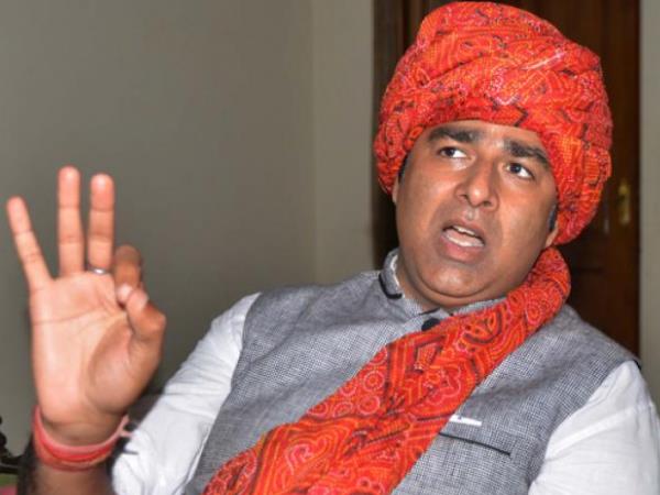 Air Stirke पर बीजेपी नेता का बयान- बालाकोट में दो मिनट और रुक जाती सेना तो लाहौर में लहराता तिरंगा, देखें VIDEO Air Stirke पर बीजेपी नेता का बयान- बालाकोट में दो मिनट और रुक जाती सेना तो लाहौर में लहराता तिरंगा, देखें VIDEO
