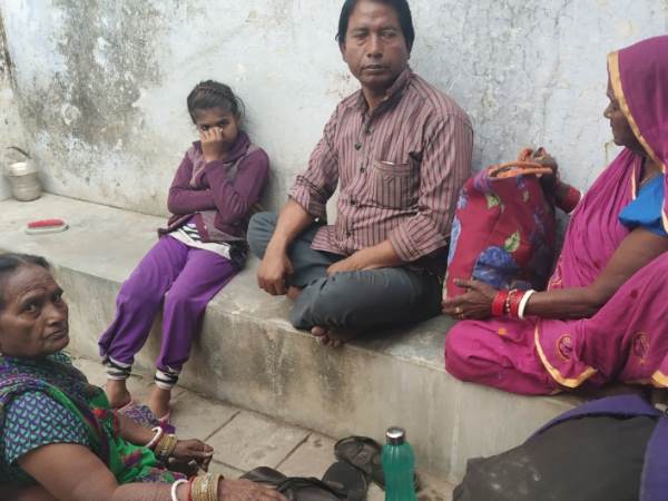 अंजान परिवार के साथ चल पड़ी