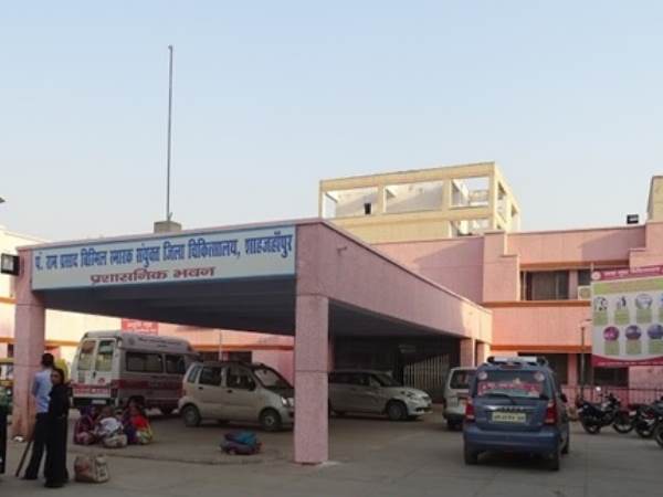 हॉस्पिटल में तीन युवकों को देख डरी