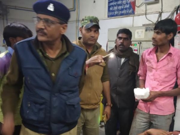 खेत से लौटते वक्त बाप-बेटे पर हमला