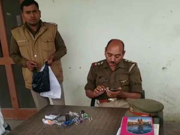 मौके पर पहुंची भारी पुलिस