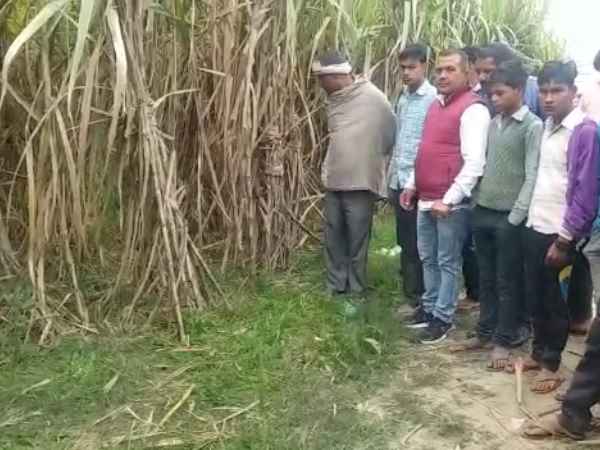खेतों में पड़े मिले शव